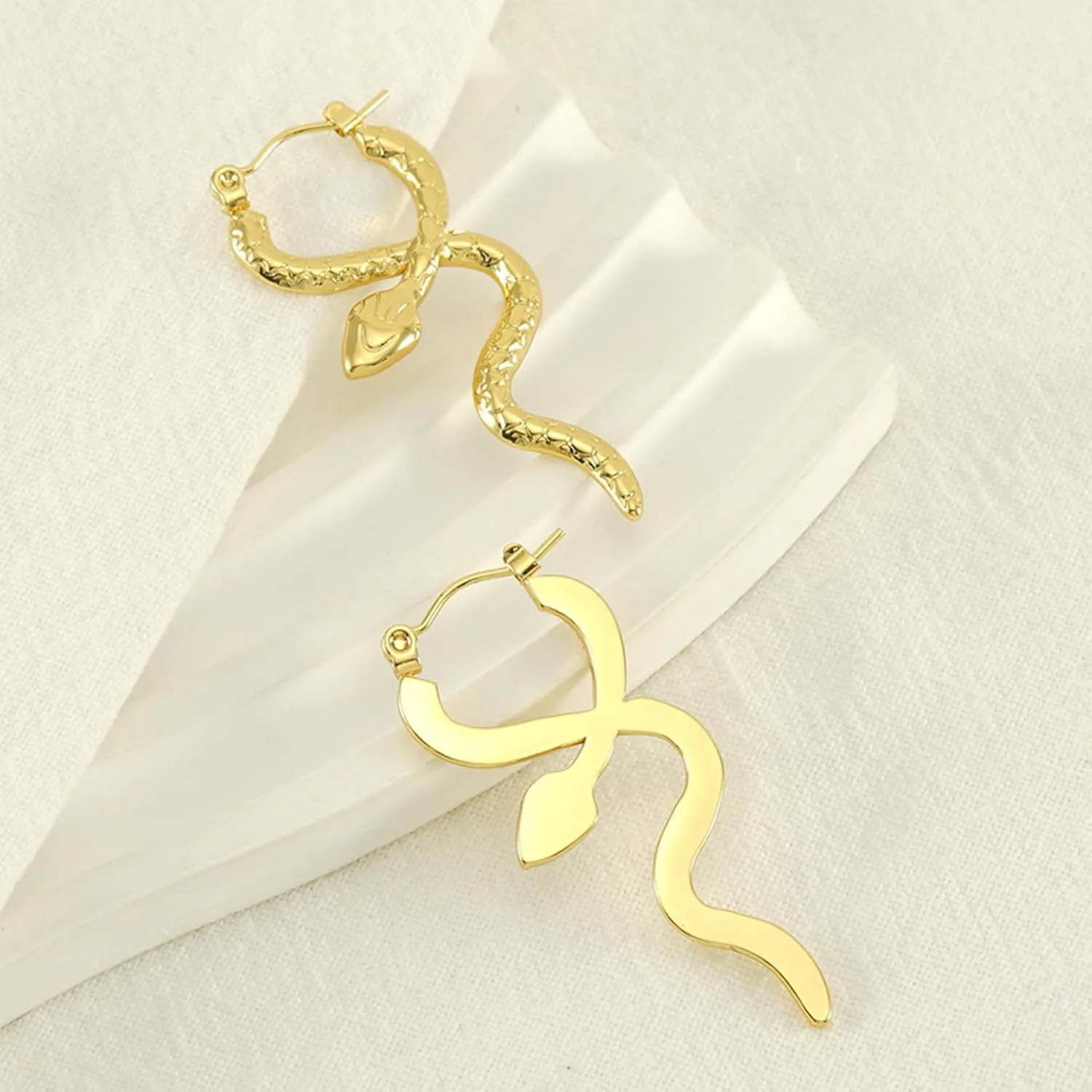 18K Gold Plated Hoop Earrings for Women Gold Chunky Hoop Earrings for Women Small Chunky Gold Hoops Huggies Earrings for Women
