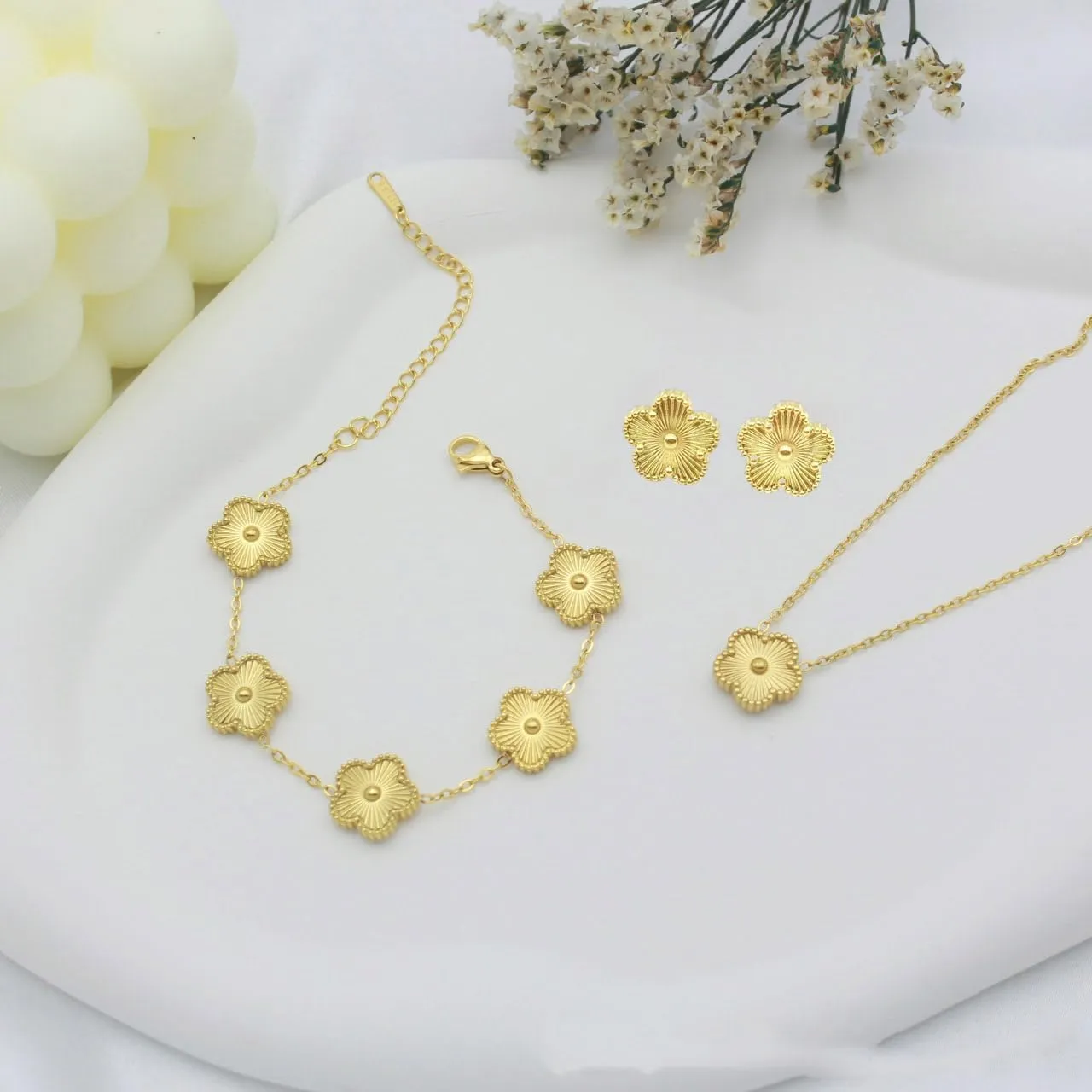 Clover Jewelry Set 18K Gold Plated Stainless Steel Necklace with Flower Design Four leaf clover for Women, Elegant Four Leaf Clover Necklace Floral Style Jewelry