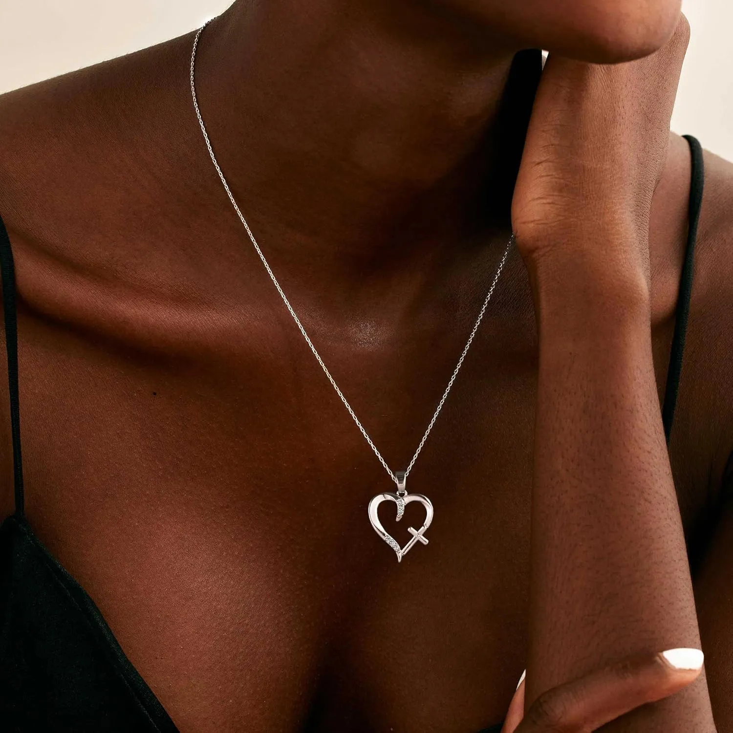 Cross Necklace for Women 14K Gold Silver Plated Necklace Layered Gold Cross Necklace Dainty Cross Pendant Choker Simple Cute Diamond Cross Necklace Faith Jewelry Religious Minimalist Gift