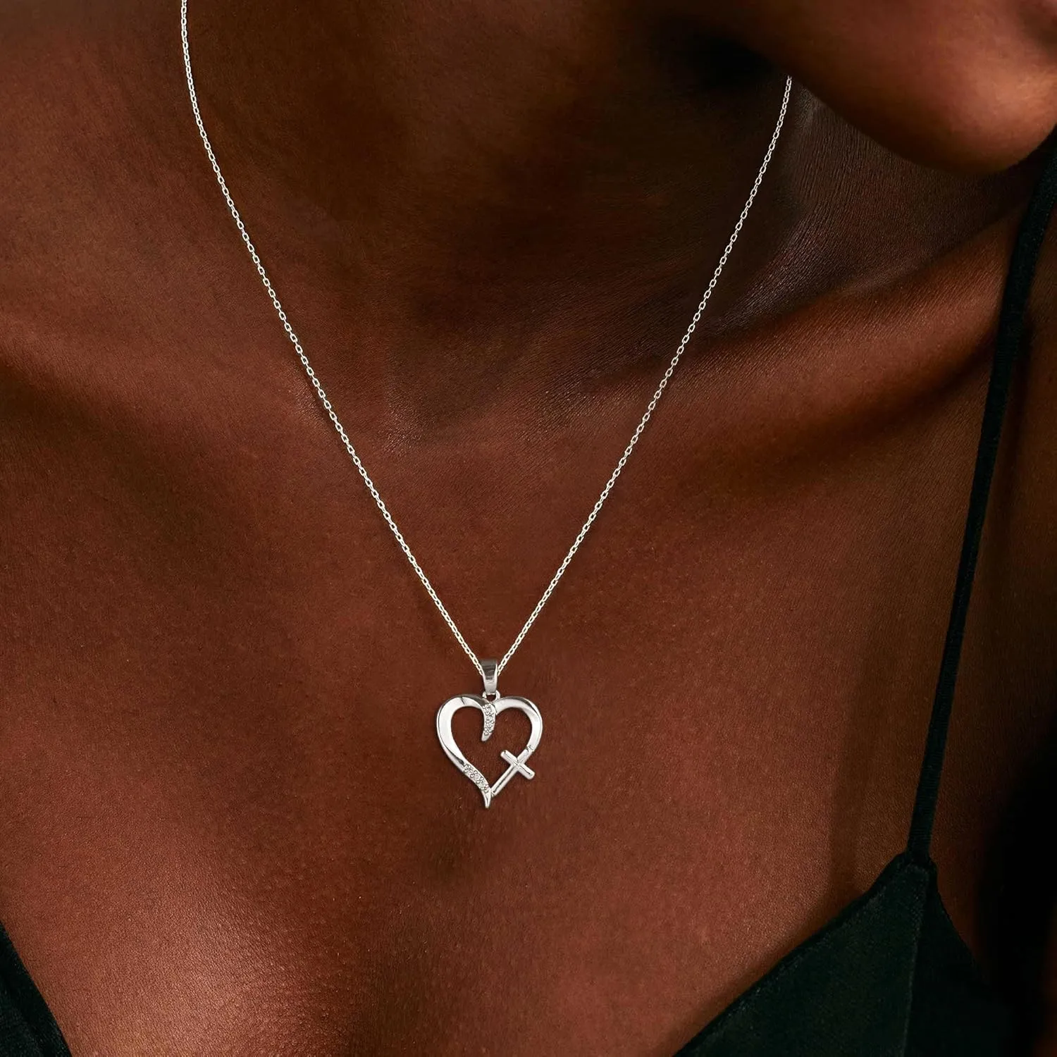 Cross Necklace for Women 14K Gold Silver Plated Necklace Layered Gold Cross Necklace Dainty Cross Pendant Choker Simple Cute Diamond Cross Necklace Faith Jewelry Religious Minimalist Gift
