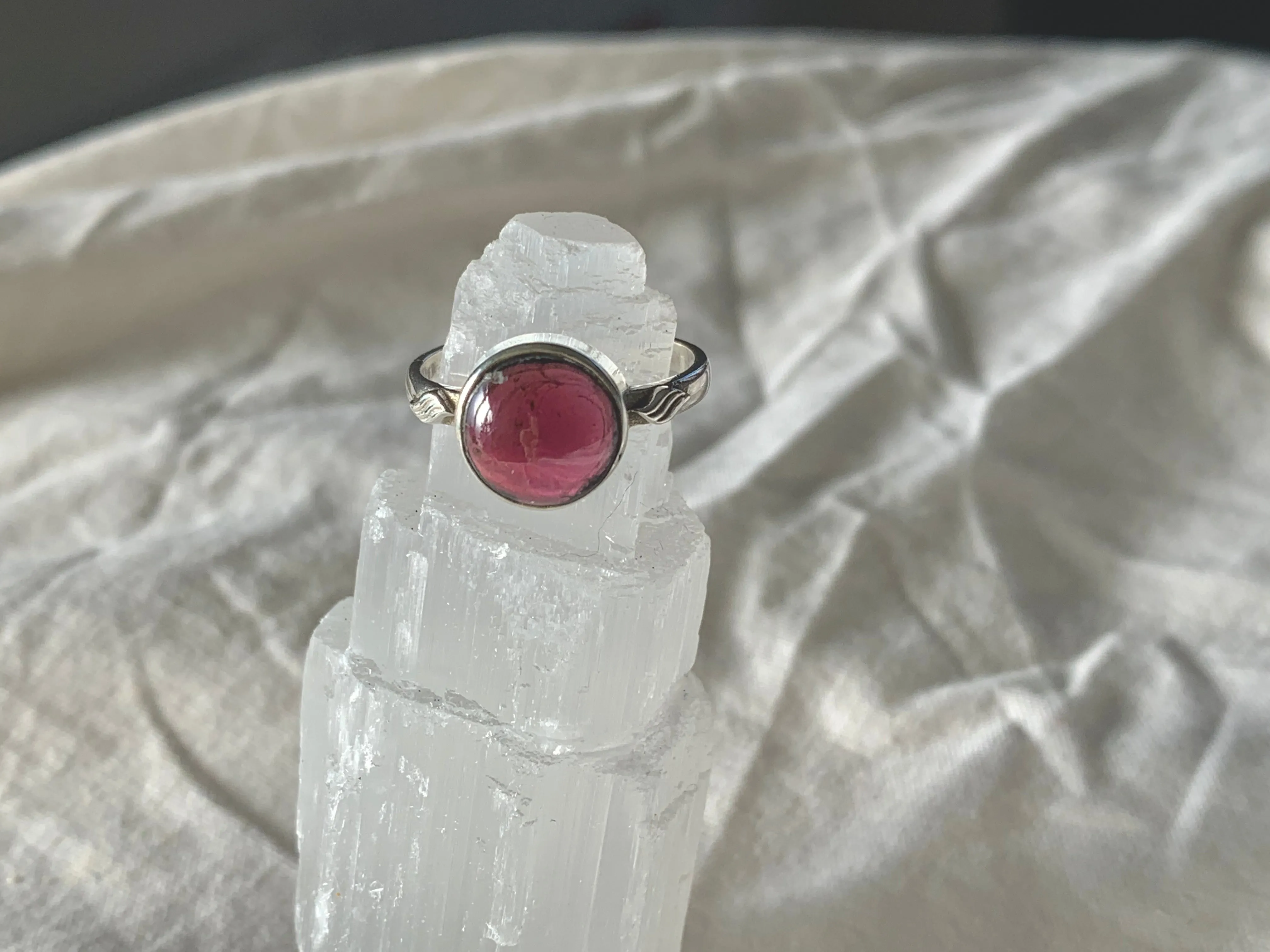 Garnet Engla Ring - Round (US 7)