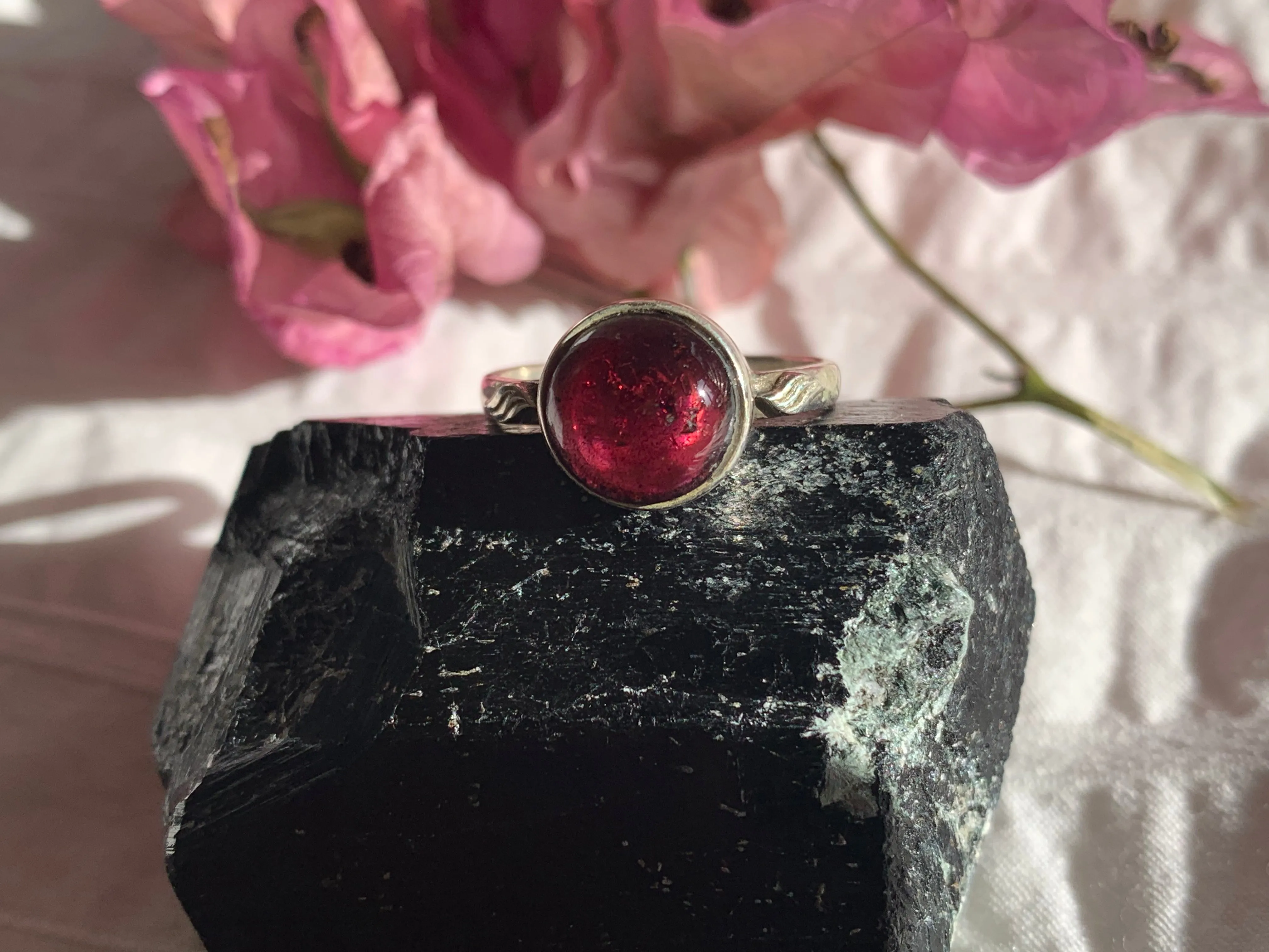 Garnet Engla Ring - Round (US 7)