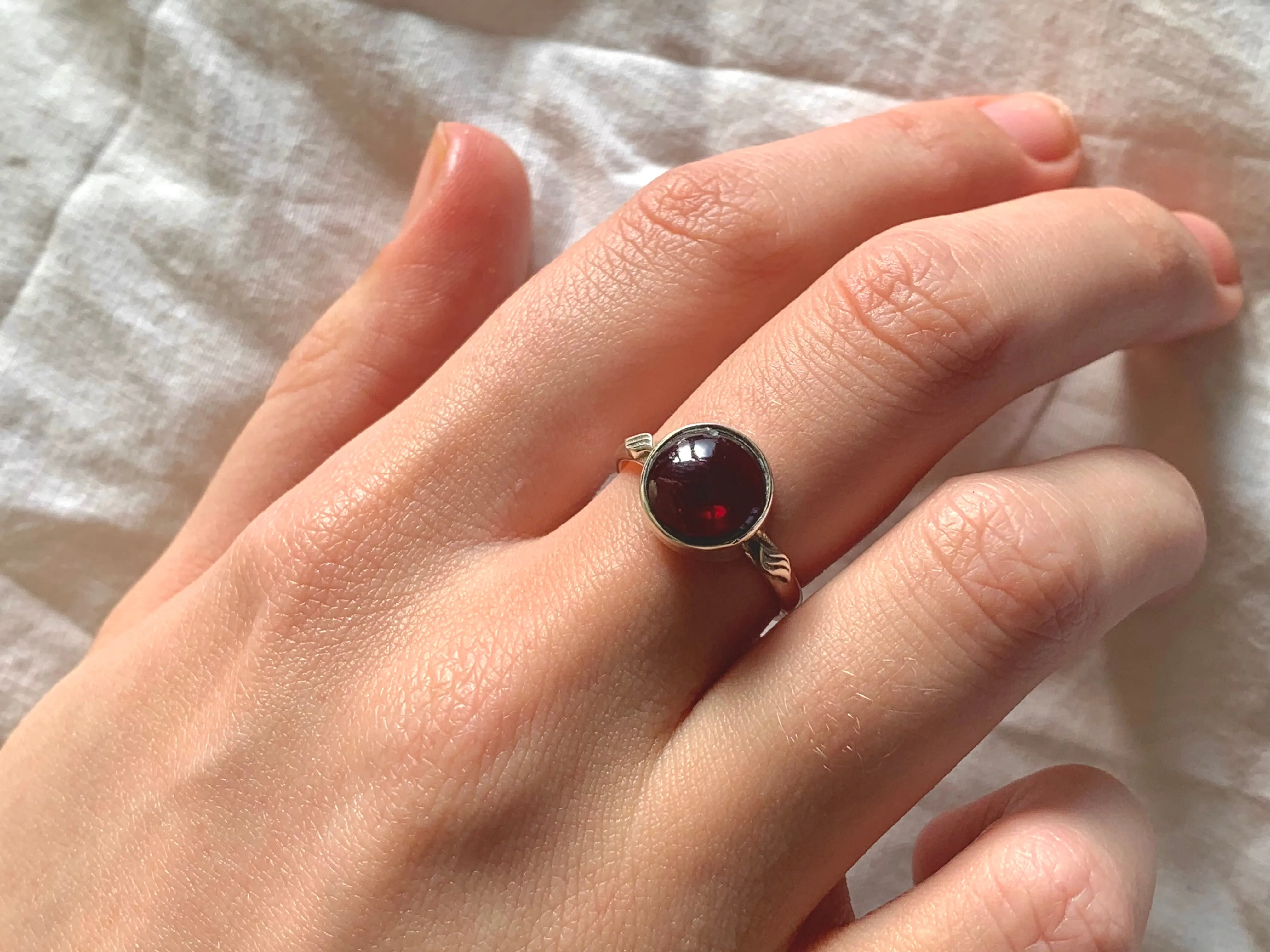 Garnet Engla Ring - Round (US 7)
