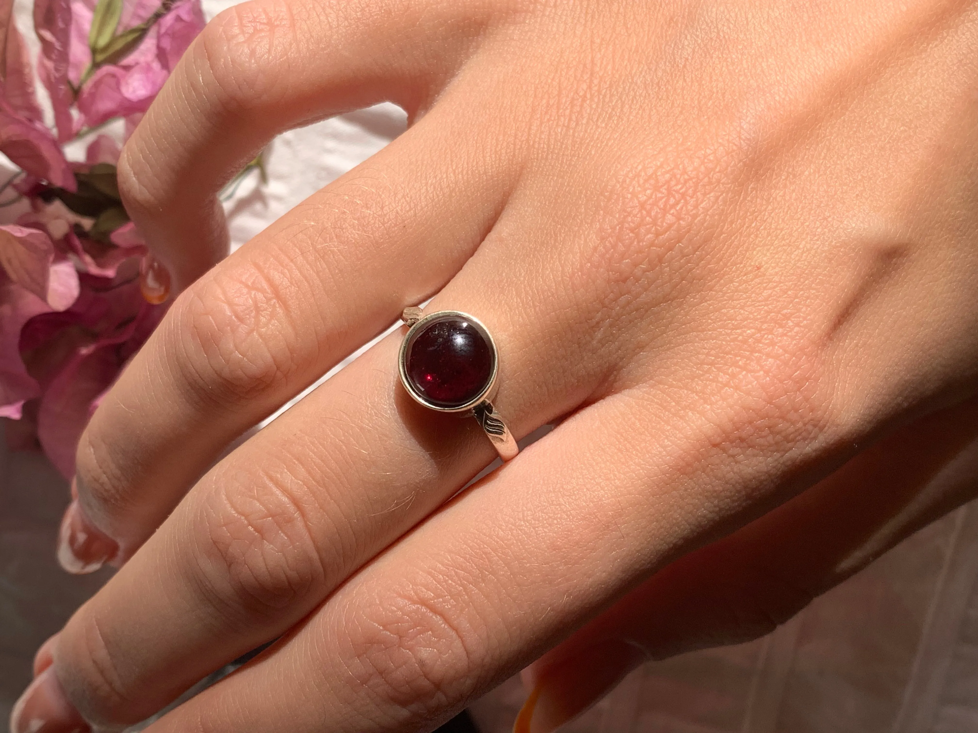 Garnet Engla Ring - Round (US 7)
