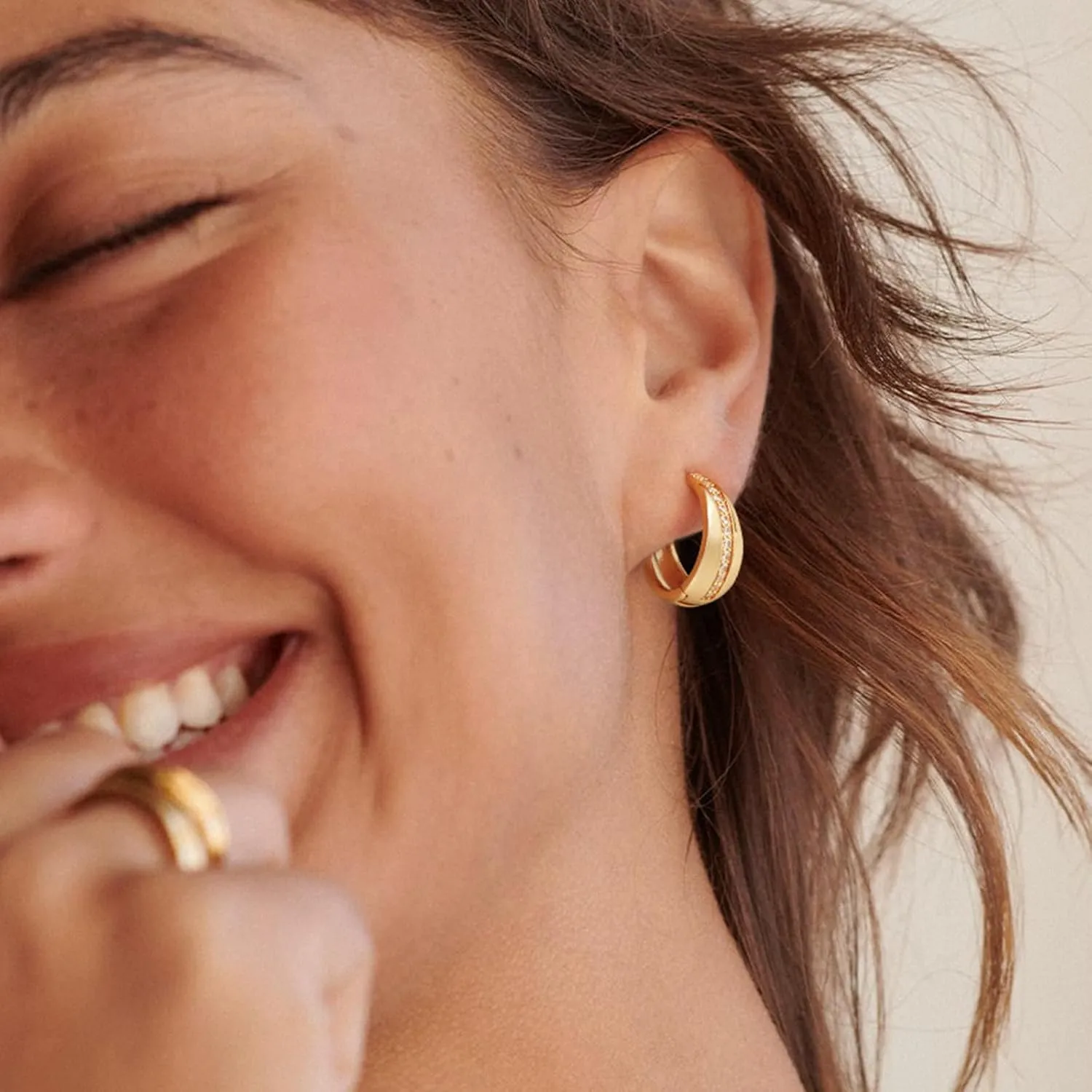 MEVECCO Gold Chunky Huggie Hoop Earring 18K Gold Plated Dainty Handmade Hypoallergenic Sleeper Hoop Earrings for Women