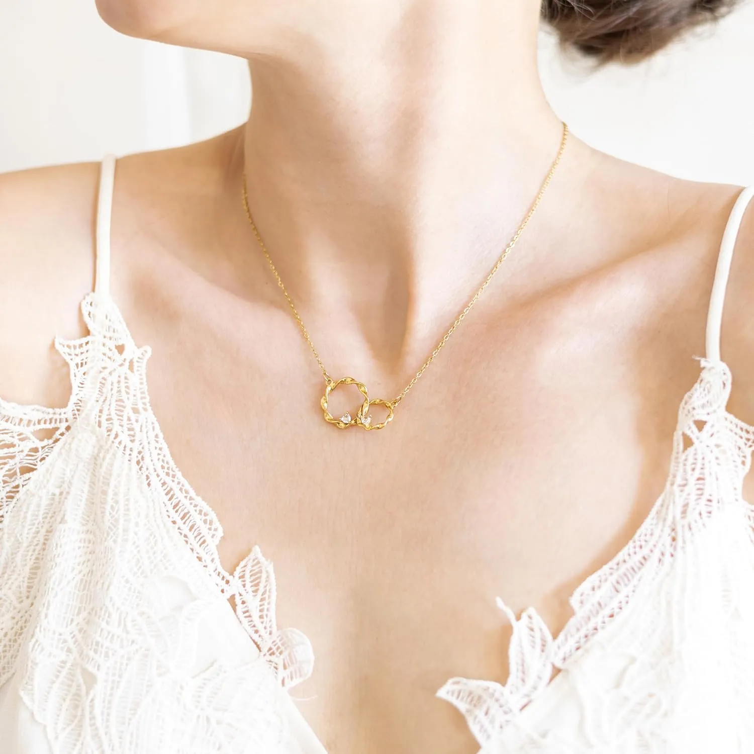 Suavell Sister Necklace - Sterling Silver Interlocking Double Circle Necklace - Birthday Gift for Sister - Maid of Honor Gift